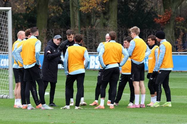 DEU, DFL, 2. FBL Hertha BSC, Training, 17.11.2025, Sportforum, Berlin, DEU, DFL, 2. FBL Hertha BSC, Training, im Bild Cheftrainer Stefan Leitl (Hertha BSC Berlin), Hertha-Spielerkreis DFL - regulations prohibit any use of Photographs as image sequences and or quasi-video