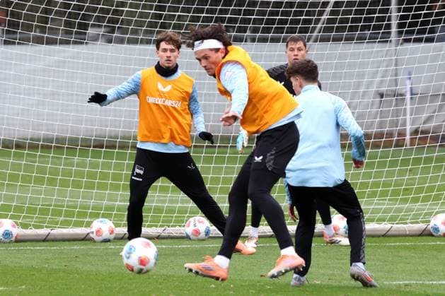 DEU, DFL, 2. FBL Hertha BSC, Training, 17.11.2025, Sportforum, Berlin, DEU, DFL, 2. FBL Hertha BSC, Training, im Bild Fabian Reese (Hertha BSC Berlin 11), Linus Gechter (Hertha BSC Berlin 44) DFL - regulations prohibit any use of Photographs as image sequences and or quasi-video