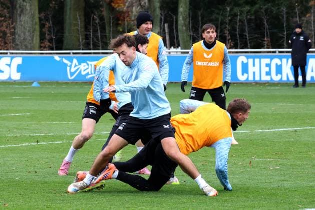 DEU, DFL, 2. FBL Hertha BSC, Training, 17.11.2025, Sportforum, Berlin, DEU, DFL, 2. FBL Hertha BSC, Training, im Bild Michael Cuisance (Hertha BSC Berlin 10), Kennet Eichhorn (Hertha BSC Berlin 23) DFL - regulations prohibit any use of Photographs as image sequences and or quasi-video