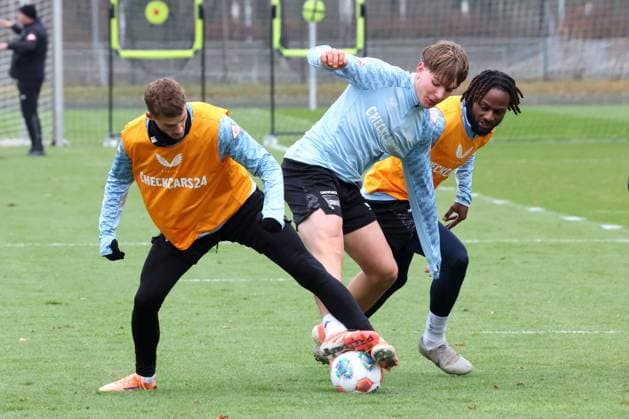 DEU, DFL, 2. FBL Hertha BSC, Training, 17.11.2025, Sportforum, Berlin, DEU, DFL, 2. FBL Hertha BSC, Training, im Bild Michael Cuisance (Hertha BSC Berlin 10), Kennet Eichhorn (Hertha BSC Berlin 23), Deyovaisio Zeefuik (Hertha BSC Berlin 42) DFL - regulations prohibit any use of Photographs as image sequences and or quasi-video