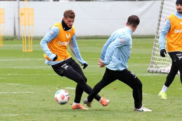 DEU, DFL, 2. FBL Hertha BSC, Training, 17.11.2025, Sportforum, Berlin, DEU, DFL, 2. FBL Hertha BSC, Training, im Bild Michael Cuisance (Hertha BSC Berlin 10), Diego Demme (Hertha BSC Berlin 6) DFL - regulations prohibit any use of Photographs as image sequences and or quasi-video