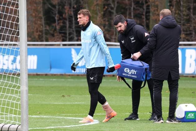 DEU, DFL, 2. FBL Hertha BSC, Training, 17.11.2025, Sportforum, Berlin, DEU, DFL, 2. FBL Hertha BSC, Training, im Bild Michael Cuisance (Hertha BSC Berlin 10), verletzt DFL - regulations prohibit any use of Photographs as image sequences and or quasi-video