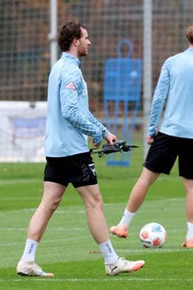 DEU, DFL, 2. FBL Hertha BSC, Training, 17.11.2025, Sportforum, Berlin, DEU, DFL, 2. FBL Hertha BSC, Training, im Bild Pascal Klemens (Hertha BSC Berlin 41), abgestuerzte Drohne DFL - regulations prohibit any use of Photographs as image sequences and or quasi-video