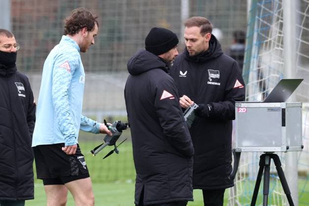 DEU, DFL, 2. FBL Hertha BSC, Training, 17.11.2025, Sportforum, Berlin, DEU, DFL, 2. FBL Hertha BSC, Training, im Bild Pascal Klemens (Hertha BSC Berlin 41), abgestuerzte Drohne DFL - regulations prohibit any use of Photographs as image sequences and or quasi-video