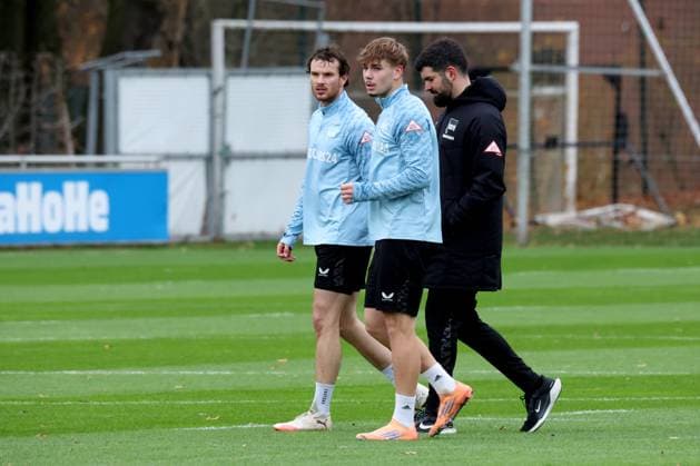 DEU, DFL, 2. FBL Hertha BSC, Training, 17.11.2025, Sportforum, Berlin, DEU, DFL, 2. FBL Hertha BSC, Training, im Bild Pascal Klemens (Hertha BSC Berlin 41), Maurice Krattenmacher (Hertha BSC Berlin 14) DFL - regulations prohibit any use of Photographs as image sequences and or quasi-video