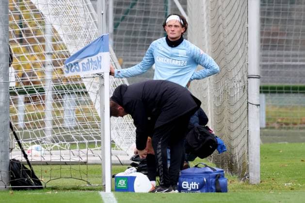 DEU, DFL, 2. FBL Hertha BSC, Training, 17.11.2025, Sportforum, Berlin, DEU, DFL, 2. FBL Hertha BSC, Training, im Bild Fabian Reese (Hertha BSC Berlin 11), verletzt DFL - regulations prohibit any use of Photographs as image sequences and or quasi-video