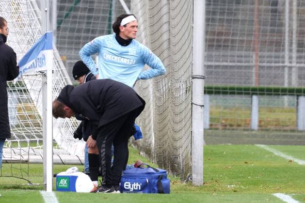 DEU, DFL, 2. FBL Hertha BSC, Training, 17.11.2025, Sportforum, Berlin, DEU, DFL, 2. FBL Hertha BSC, Training, im Bild Fabian Reese (Hertha BSC Berlin 11), verletzt DFL - regulations prohibit any use of Photographs as image sequences and or quasi-video