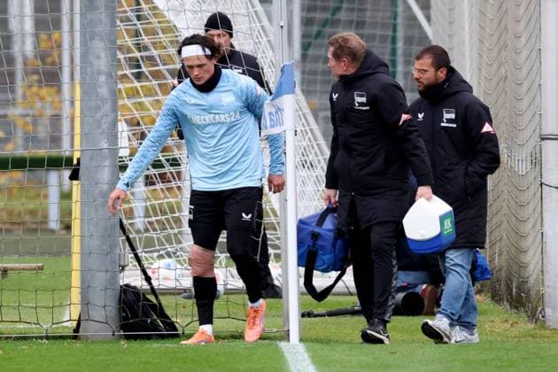 DEU, DFL, 2. FBL Hertha BSC, Training, 17.11.2025, Sportforum, Berlin, DEU, DFL, 2. FBL Hertha BSC, Training, im Bild Fabian Reese (Hertha BSC Berlin 11), verletzt DFL - regulations prohibit any use of Photographs as image sequences and or quasi-video