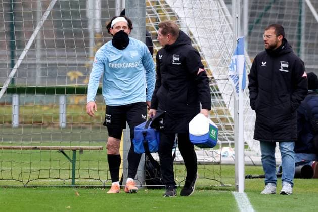 DEU, DFL, 2. FBL Hertha BSC, Training, 17.11.2025, Sportforum, Berlin, DEU, DFL, 2. FBL Hertha BSC, Training, im Bild Fabian Reese (Hertha BSC Berlin 11), verletzt DFL - regulations prohibit any use of Photographs as image sequences and or quasi-video