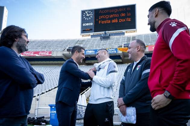 Catalunya coach Gerard Lopez and Palestine coach Ihab Abu Jazar stand together before kickoff, presenting 400 white shirts one for each of the 400 lives lost in Gaza. In Barcelona, Barcelona, Spain, on November 17 2025. Photo by Felipe Mondino Copyright: x@FELIPExMONDINOx