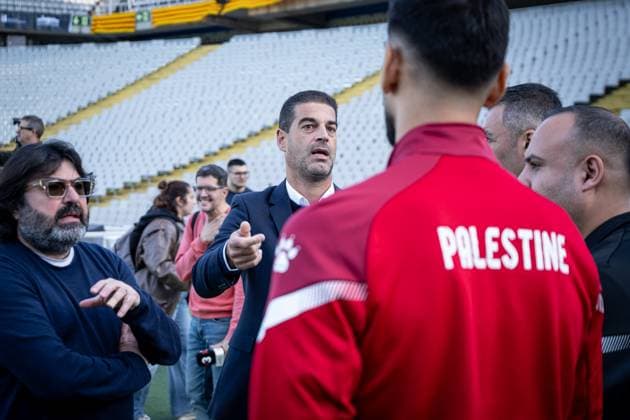 Catalunya coach Gerard Lopez and Palestine coach Ihab Abu Jazar stand together before kickoff, presenting 400 white shirts one for each of the 400 lives lost in Gaza. In Barcelona, Barcelona, Spain, on November 17 2025. Photo by Felipe Mondino Copyright: x@FELIPExMONDINOx
