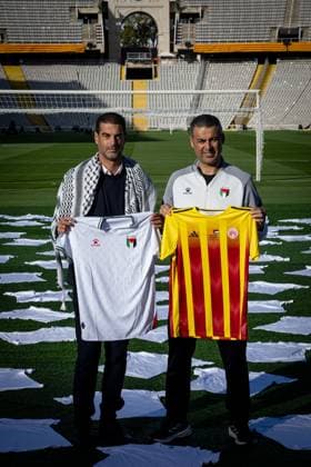 Catalunya coach Gerard Lopez and Palestine coach Ihab Abu Jazar stand together before kickoff, presenting 400 white shirts one for each of the 400 lives lost in Gaza. In Barcelona, Barcelona, Spain, on November 17 2025. Photo by Felipe Mondino Copyright: x@FELIPExMONDINOx