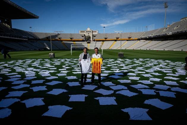 Catalunya coach Gerard Lopez and Palestine coach Ihab Abu Jazar stand together before kickoff, presenting 400 white shirts one for each of the 400 lives lost in Gaza. In Barcelona, Barcelona, Spain, on November 17 2025. Photo by Felipe Mondino Copyright: x@FELIPExMONDINOx