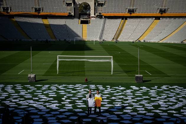 Catalunya coach Gerard Lopez and Palestine coach Ihab Abu Jazar stand together before kickoff, presenting 400 white shirts one for each of the 400 lives lost in Gaza. In Barcelona, Barcelona, Spain, on November 17 2025. Photo by Felipe Mondino Copyright: x@FELIPExMONDINOx