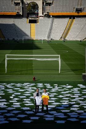 Catalunya coach Gerard Lopez and Palestine coach Ihab Abu Jazar stand together before kickoff, presenting 400 white shirts one for each of the 400 lives lost in Gaza. In Barcelona, Barcelona, Spain, on November 17 2025. Photo by Felipe Mondino Copyright: x@FELIPExMONDINOx