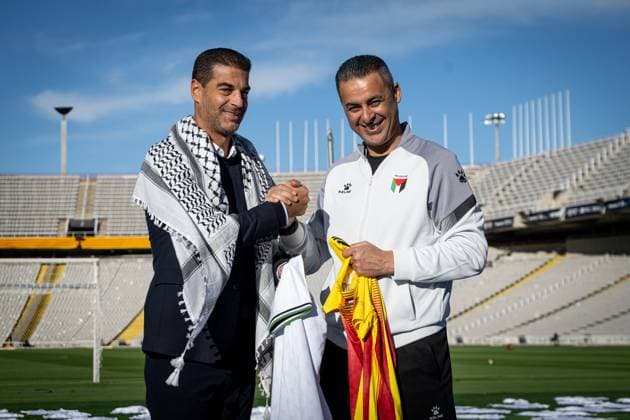 Catalunya coach Gerard Lopez and Palestine coach Ihab Abu Jazar stand together before kickoff, presenting 400 white shirts one for each of the 400 lives lost in Gaza. In Barcelona, Barcelona, Spain, on November 17 2025. Photo by Felipe Mondino Copyright: x@FELIPExMONDINOx