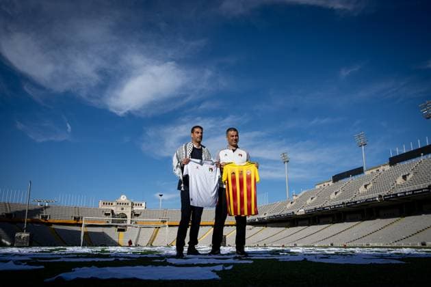 Catalunya coach Gerard Lopez and Palestine coach Ihab Abu Jazar stand together before kickoff, presenting 400 white shirts one for each of the 400 lives lost in Gaza. In Barcelona, Barcelona, Spain, on November 17 2025. Photo by Felipe Mondino Copyright: x@FELIPExMONDINOx