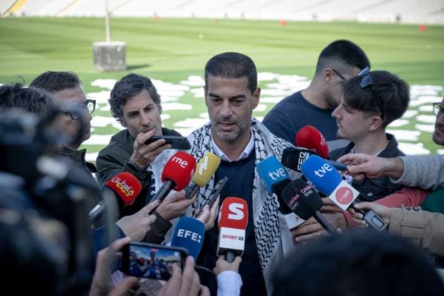 Catalunya coach Gerard Lopez and Palestine coach Ihab Abu Jazar stand together before kickoff, presenting 400 white shirts one for each of the 400 lives lost in Gaza. In Barcelona, Barcelona, Spain, on November 17 2025. Photo by Felipe Mondino Copyright: x@FELIPExMONDINOx