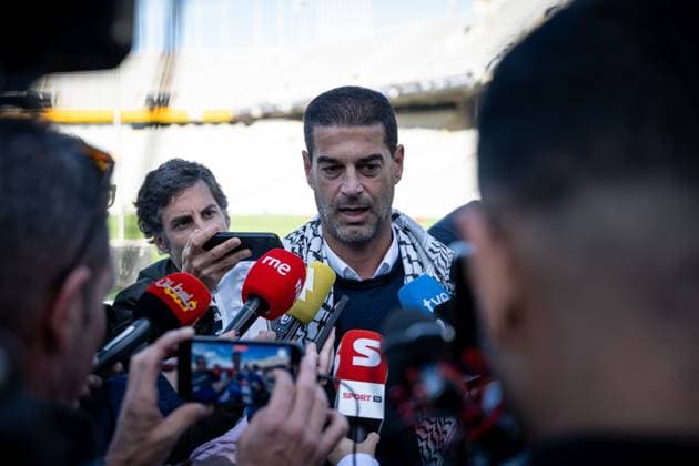 Catalunya coach Gerard Lopez and Palestine coach Ihab Abu Jazar stand together before kickoff, presenting 400 white shirts one for each of the 400 lives lost in Gaza. In Barcelona, Barcelona, Spain, on November 17 2025. Photo by Felipe Mondino Copyright: x@FELIPExMONDINOx
