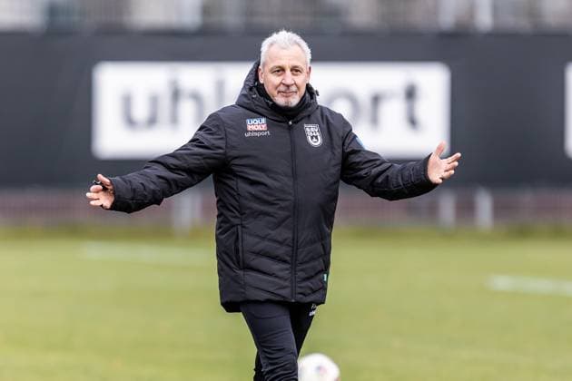 Fussball, Saison 2025 2026, 3. Liga, Trainingsplatz am Donaustadion, Öffentliches Training SSV Ulm 1846 Fußball, 17.11.2025 17.11.2025, Fussball, Saison 2025 2026, 3. Liga, Trainingsplatz am Donaustadion, Öffentliches Training SSV Ulm 1846 Fußball, erste Einheit vom neuen Cheftrainer Pavel Dotchev (SSV Ulm 1846 Fußball) Foto: Lucca Fundel Ulm Trainingsplatz am Donaustadion Baden-Württemberg Deutschland *** Football, Season 2025 2026, 3 Liga, Training ground at the Donaustadion, Public training SSV Ulm 1846 Football, 17 11 2025 17 11 2025, Football, Season 2025 2026, 3 Liga, Training ground at the Donaustadion, Public training SSV Ulm 1846 Football, first session of new head coach Pavel Dotchev SSV Ulm 1846 Football Photo Lucca Fundel Ulm Training ground at the Donaustadion Baden Württemberg Germany