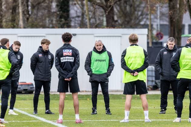 Fussball, Saison 2025 2026, 3. Liga, Trainingsplatz am Donaustadion, Öffentliches Training SSV Ulm 1846 Fußball, 17.11.2025 17.11.2025, Fussball, Saison 2025 2026, 3. Liga, Trainingsplatz am Donaustadion, Öffentliches Training SSV Ulm 1846 Fußball, erste Einheit vom neuen Cheftrainer Pavel Dotchev (SSV Ulm 1846 Fußball) Foto: Lucca Fundel Ulm Trainingsplatz am Donaustadion Baden-Württemberg Deutschland