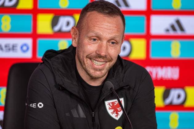 Football - FIFA World Cup, WM, Weltmeisterschaft, Fussball 2026 - Qualifying - Group J - Wales v North Macedonia - MD-1 CARDIFF, WALES - Monday, November 17, 2025: Wales manager Craig Bellamy during a press conference, PK, Pressekonferenz at the Vale Resort ahead of the FIFA World Cup Qualifying Group J match between Wales and North Macedonia. (Photo by David Rawcliffe Propaganda) CARDIFF Cardiff City Stadium CARDIFF WALES  Copyright: xDavidxRawcliffex P2025-11-17-Wales_North_Macedonia_MD_1-90