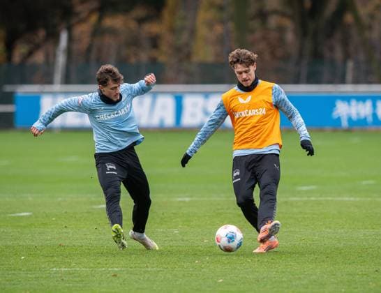Fussball, Herren, Saison 2025 26, 2. Bundesliga, Hertha BSC, Training, v.l. Maurice Krattenmacher (Hertha BSC), Linus Gechter (Hertha BSC), 17.11. 2025,