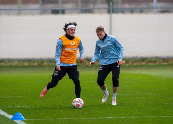 Fussball, Herren, Saison 2025 26, 2. Bundesliga, Hertha BSC, Training, v.l. Fabian Reese (Hertha BSC), Julian Eitschberger (Hertha BSC), 17.11. 2025,