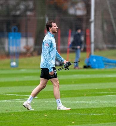Fussball, Herren, Saison 2025 26, 2. Bundesliga, Hertha BSC, Training, Pascal Klemens (Hertha BSC) mit einer Drohne, 17.11. 2025,