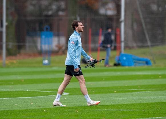 Fussball, Herren, Saison 2025 26, 2. Bundesliga, Hertha BSC, Training, Pascal Klemens (Hertha BSC) mit einer Drohne, 17.11. 2025,