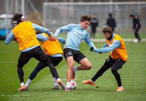 Fussball, Herren, Saison 2025 26, 2. Bundesliga, Hertha BSC, Training, v.l. Fabian Reese (Hertha BSC), Deyovaisio Zeefuik (Hertha BSC), Kennet Eichhorn (Hertha BSC), Michael Cuisance (Hertha BSC), 17.11. 2025,
