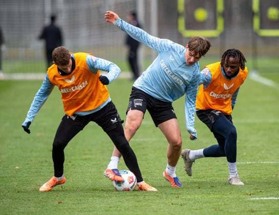 Fussball, Herren, Saison 2025 26, 2. Bundesliga, Hertha BSC, Training, v.l. Michael Cuisance (Hertha BSC), Kennet Eichhorn (Hertha BSC), Deyovaisio Zeefuik (Hertha BSC), 17.11. 2025,