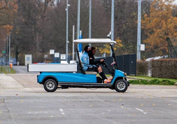 Fussball, Herren, Saison 2025 26, 2. Bundesliga, Hertha BSC, Training, Fabian Reese (Hertha BSC) wird mit bandagiertem Knie in die Kabine gefahren, 17.11. 2025,