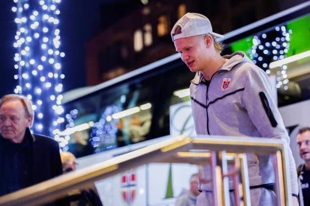 Folk festival after World Cup qualification Oslo 20251117 The Norwegian men s national football team arrives at the hotel at Storo The men s national team awaits a public celebration at Radhusplassen after the victory in the World Cup qualifying match in football between Norway and Italy at San Siro Photo Jonas Been Henriksen NTB Oslo Norway EDITORIAL USE ONLY RESTRICTED USE FOR BETTING COMPANIES  Copyright: xJonasxBeenxHenriksenx xNTBx