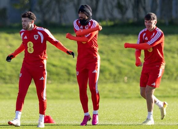 Wales Training Neco Williams (L) Sorba Thomas (C) and Mark Harris (R) warm up during the Wales Training session at The Vale Resort, Hensol UK Newspapers OUT Copyright: xKaraxThomasx FIL-22511-0018