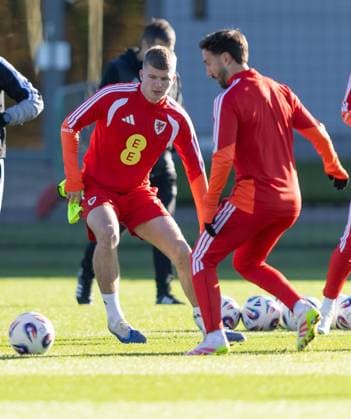Wales Training Jordan James (L) attempts to win the ball from Josh Sheehan (R) during the Wales Training session at The Vale Resort, Hensol UK Newspapers OUT Copyright: xKaraxThomasx FIL-22511-0034