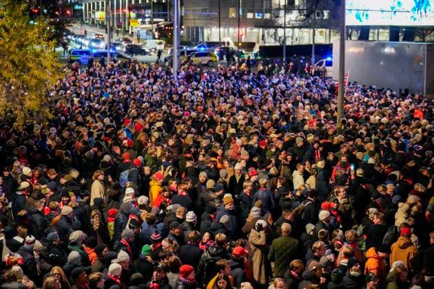 Public Celebration after Norway qualifies for the World Cup Oslo 20251117 The audience waits for the men s national team at the town hall square after the victory in the World Cup qualifying match in football between Norway and Italy at San Siro Photo Heiko Junge NTB Oslo Norway EDITORIAL USE ONLY RESTRICTED USE FOR BETTING COMPANIES  Copyright: xHeikoxJungex xNTBx