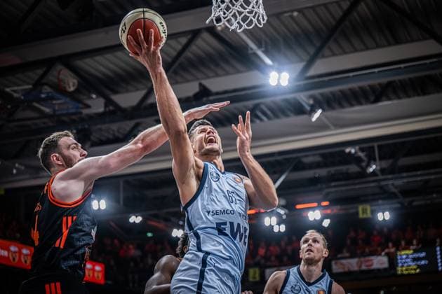 1. Basketball Bundesliga, easyCredit BBL, Saison 2025 2026, Herren, Pokal. Viertelfinale, 17.11.2025, RASTA Vechta - EWE Baskets Oldenburg Filip Stanic ( 65 - EWE Baskets Oldenburg) beim Korbleger Vechta RASTA Dome Niedersachsen Deutschland