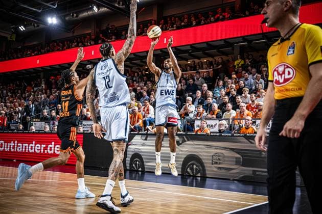 1. Basketball Bundesliga, easyCredit BBL, Saison 2025 2026, Herren, Pokal. Viertelfinale, 17.11.2025, RASTA Vechta - EWE Baskets Oldenburg Dakarai Tucker ( 7 - EWE Baskets Oldenburg) beim Jumpshot Vechta RASTA Dome Niedersachsen Deutschland
