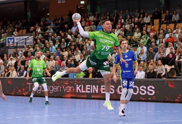 17.11.2025, xovx, Handball Daikin Handball Bundesliga, HSG Wetzlar - VfL Gummersbach v.l. Philipp Ahouansou (HSG Wetzlar), Ahmet Nafea (HSG Wetzlar), Mathis Häseler (VfL Gummersbach) Wetzlar Buderus-Arena Hessen Deutschland (DE)