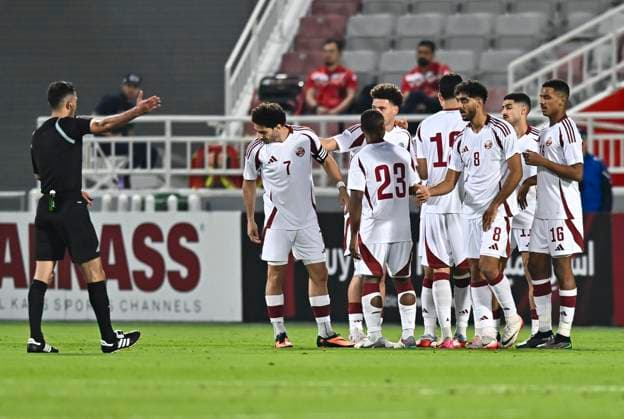 Qatar v Zimbabwe - International Friendly, Länderspiel, Nationalmannschaft Players of Qatar celebrate after scoring the goal during the International Friendly match between Qatar and Zimbabwe at Abdullah bin Khalifa Stadium in Doha, Qatar, on November 17, 2025. DOHA Qatar Copyright: xNOUSHADxTHEKKAYILx