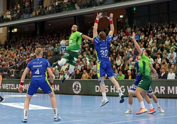 17.11.2025, xovx, Handball Daikin Handball Bundesliga, HSG Wetzlar - VfL Gummersbach v.l. Ellidi Vidarsson (VfL Gummersbach), Philipp Ahouansou (HSG Wetzlar), Tom Kiesler (VfL Gummersbach), Kay Smits (VfL Gummersbach), Josip Simic (HSG Wetzlar) Wetzlar Buderus-Arena Hessen Deutschland (DE)