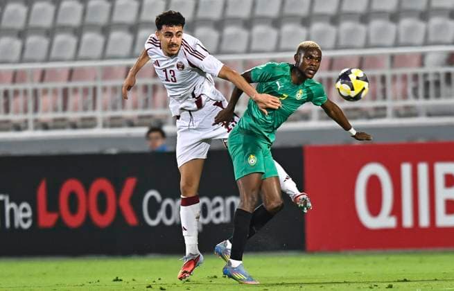Qatar v Zimbabwe - International Friendly, Länderspiel, Nationalmannschaft Ayoub Aloui (L) of Qatar and Daniel Msendami of Zimbabwe in action during the International Friendly match between Qatar and Zimbabwe at Abdullah bin Khalifa Stadium in Doha, Qatar, on November 17, 2025. DOHA Qatar Copyright: xNOUSHADxTHEKKAYILx