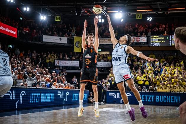1. Basketball Bundesliga, easyCredit BBL, Saison 2025 2026, Herren, Pokal. Viertelfinale, 17.11.2025, RASTA Vechta - EWE Baskets Oldenburg Joschka Ferner ( 9 - RASTA Vechta) beim Jumpshot Vechta RASTA Dome Niedersachsen Deutschland