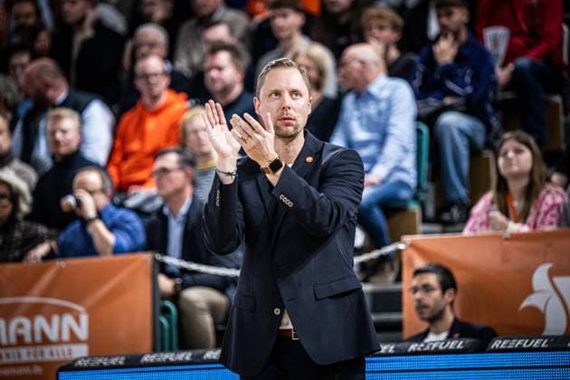 1. Basketball Bundesliga, easyCredit BBL, Saison 2025 2026, Herren, Pokal. Viertelfinale, 17.11.2025, RASTA Vechta - EWE Baskets Oldenburg Christian Held (Head-Coach - RASTA Vechta) während der Partie Vechta RASTA Dome Niedersachsen Deutschland
