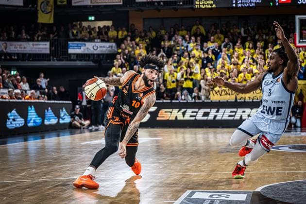 1. Basketball Bundesliga, easyCredit BBL, Saison 2025 2026, Herren, Pokal. Viertelfinale, 17.11.2025, RASTA Vechta - EWE Baskets Oldenburg Tevin Brown ( 10 - RASTA Vechta) in Aktion Vechta RASTA Dome Niedersachsen Deutschland