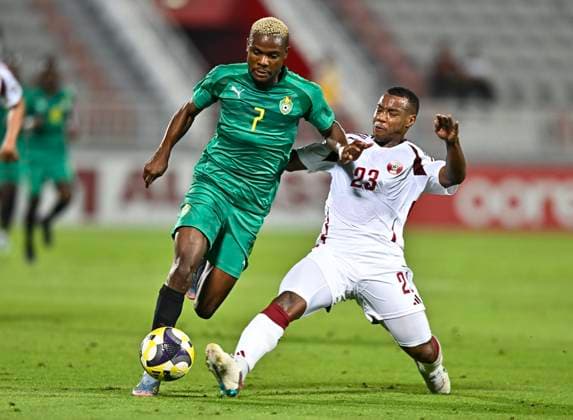 Qatar v Zimbabwe - International Friendly, Länderspiel, Nationalmannschaft Assem Madibo (R) of Qatar and Daniel Msendami of Zimbabwe in action during the International Friendly match between Qatar and Zimbabwe at Abdullah bin Khalifa Stadium in Doha, Qatar, on November 17, 2025. DOHA Qatar Copyright: xNOUSHADxTHEKKAYILx