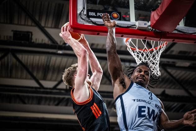 1. Basketball Bundesliga, easyCredit BBL, Saison 2025 2026, Herren, Pokal. Viertelfinale, 17.11.2025, RASTA Vechta - EWE Baskets Oldenburg Lars Thiemann ( 21 - RASTA Vechta) beim Korbleger Vechta RASTA Dome Niedersachsen Deutschland *** 1 Basketball Bundesliga, easyCredit BBL, Season 2025 2026, Men, Cup quarter-finals, 17 11 2025, RASTA Vechta EWE Baskets Oldenburg Lars Thiemann 21 RASTA Vechta at the Korbleger Vechta RASTA Dome Lower Saxony Germany
