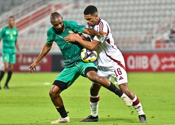 Qatar v Zimbabwe - International Friendly, Länderspiel, Nationalmannschaft Alhashmi Al Hussein (R) of Qatar and Prince Mpumelelo Dube of Zimbabwe in action during the International Friendly match between Qatar and Zimbabwe at Abdullah bin Khalifa Stadium in Doha, Qatar, on November 17, 2025. DOHA Qatar Copyright: xNOUSHADxTHEKKAYILx