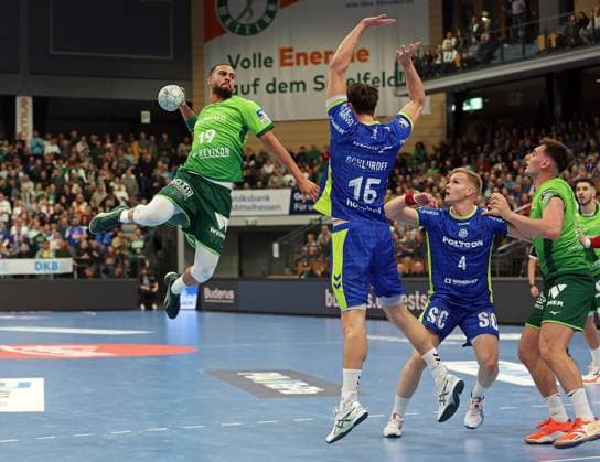 17.11.2025, xovx, Handball Daikin Handball Bundesliga, HSG Wetzlar - VfL Gummersbach v.l. Philipp Ahouansou (HSG Wetzlar), Miro Schluroff (VfL Gummersbach), Ellidi Vidarsson (VfL Gummersbach), Josip Simic (HSG Wetzlar) Wetzlar Buderus-Arena Hessen Deutschland (DE)